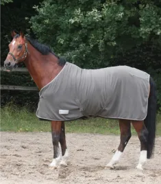 derka-dla-konia-polarowa-waldhausen-cross-z-pasami-szara-135-cm