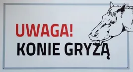 tabliczka-ostrzegawcza-do-stajni-wzor-10-uwaga-konie-gryza