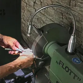 lampa-robocza-z-osw-punktowym-ze-sciem-28mm