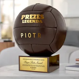 pilka-nozna-z-nadrukiem-na-postumencie-dla-prezesa