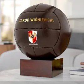 pilka-nozna-z-nadrukiem-na-postumencie-dla-zawodnika