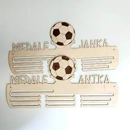 wieszak-na-medale-z-grawerem-pilka-nozna-imie