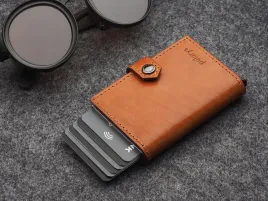 portfel-easy-wallet-for-airtag-wykonany-z-garbowanej-skory-nomad-koniak