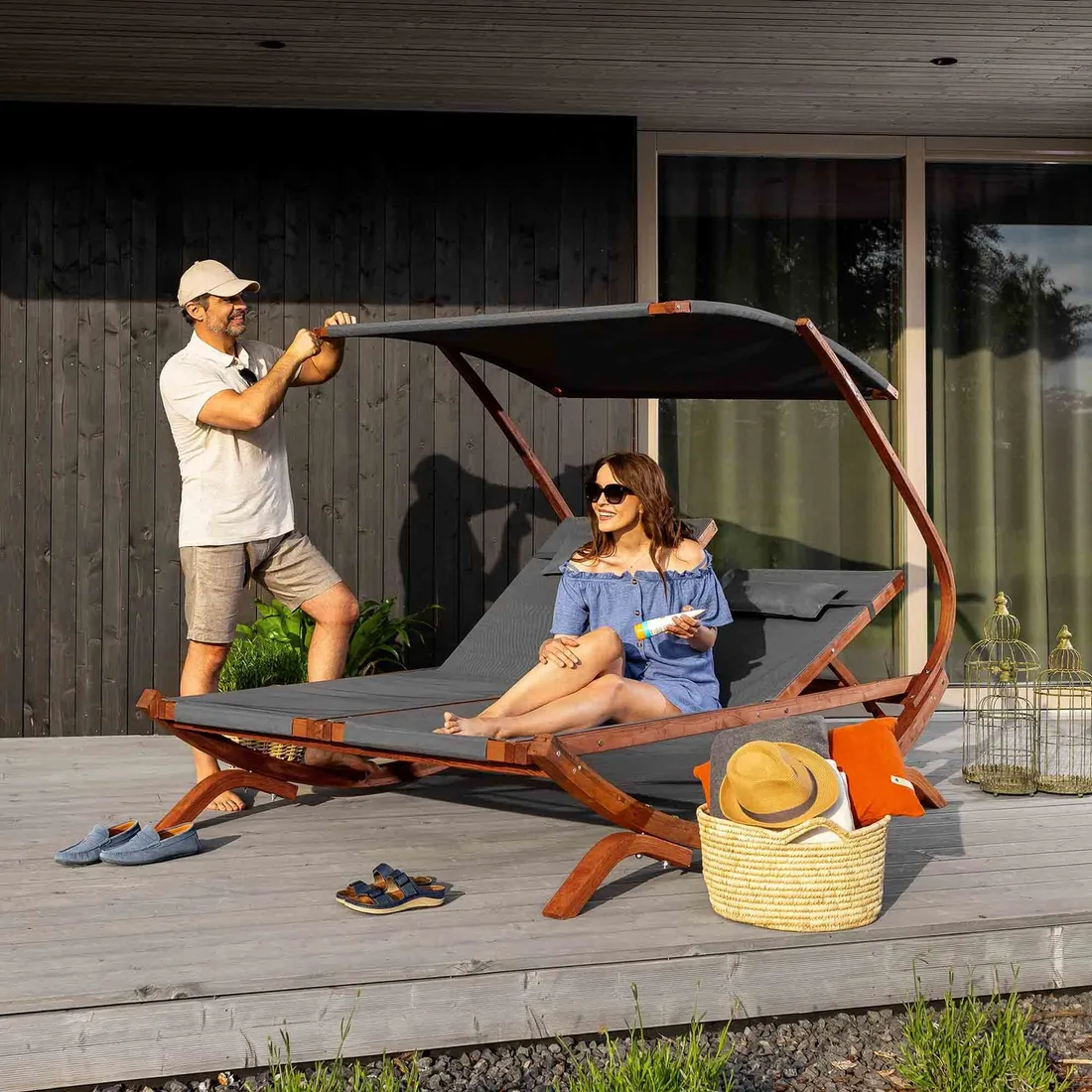 lezak-ogrodowy-drewniany-z-daszkiem-lezanka-z-regulacja-poduszka-balkon