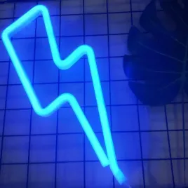 neon-led-baterie-usb-na-sciane-piorun