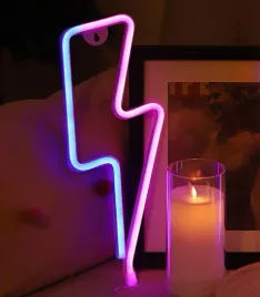 neon-led-baterie-usb-na-sciane-piorun-niebieski-rozowy