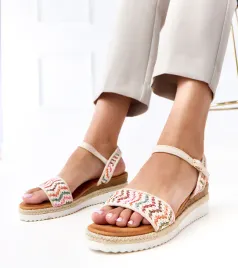 bezowe-szydelkowe-sandaly-na-koturnie-versala