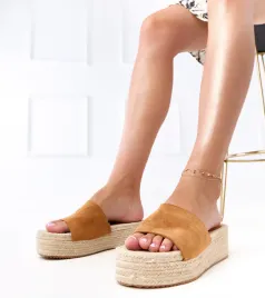 brazowe-klapki-espadryle-na-platformie-klody