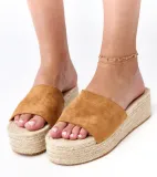 brazowe-klapki-espadryle-na-platformie-klody-wzor-dominujacy-bez-wzoru