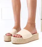 bezowe-klapki-espadryle-na-platformie-klody-wzor-dominujacy-bez-wzoru