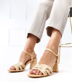 bezowe-sandaly-na-slupku-zapinane-na-kostce-farida