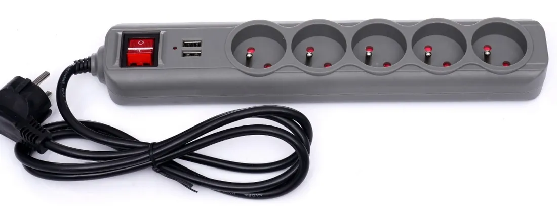 przedluzacz-z-gniazdami-usb-15m