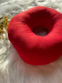 poduszka-do-piercingu-ucha-z-otworem-na-gojenie-helix-tragus-bawelniana