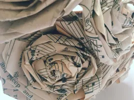 6x-papierowe-roze-na-galazce-w-nuty-handmade