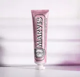 marvis-pasta-do-zebow-sensitive-gums-mint-75ml-marka-marvis