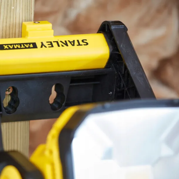 latarka-1850lm-fatmax-stanley-sfmcl030b-zawartosc-zestawu-latarka