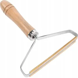 reczna-golarka-do-ubran-swetrow-tapicerki-grzebien