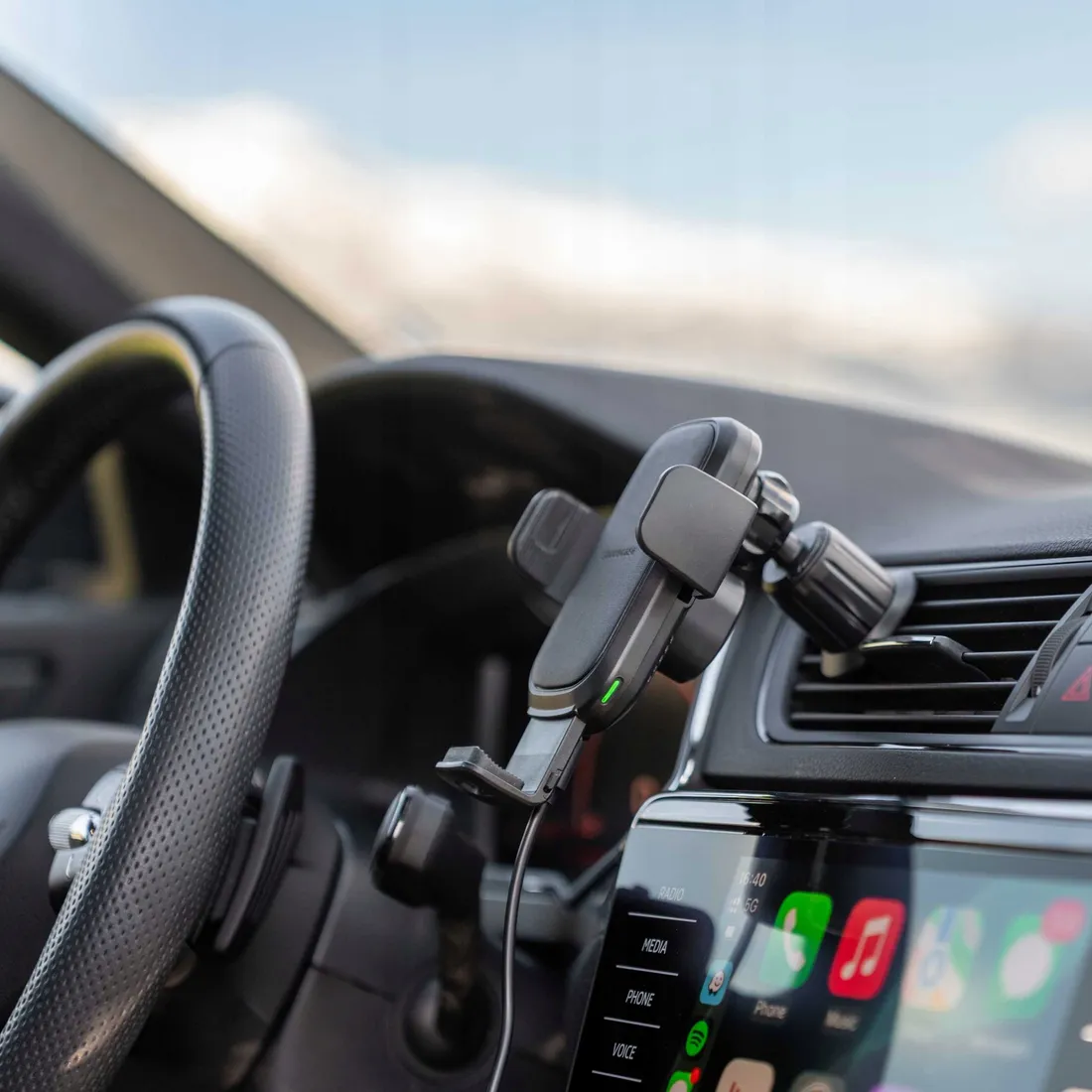 spacecase-car-holder-air-vent-wireless-charge-wm8b