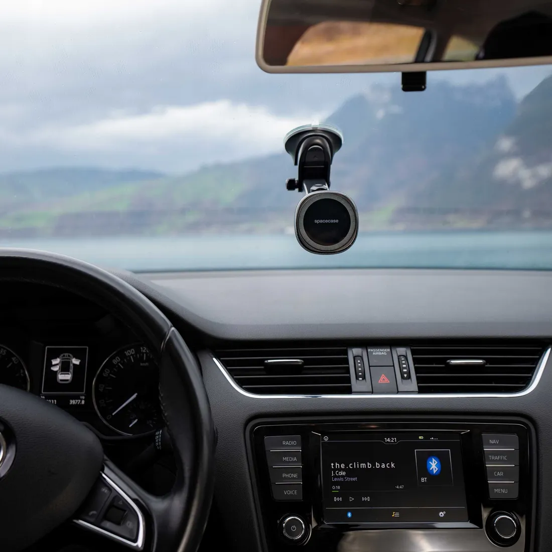 spacecase-car-holder-sc06-dash-windshield-magsafe-black