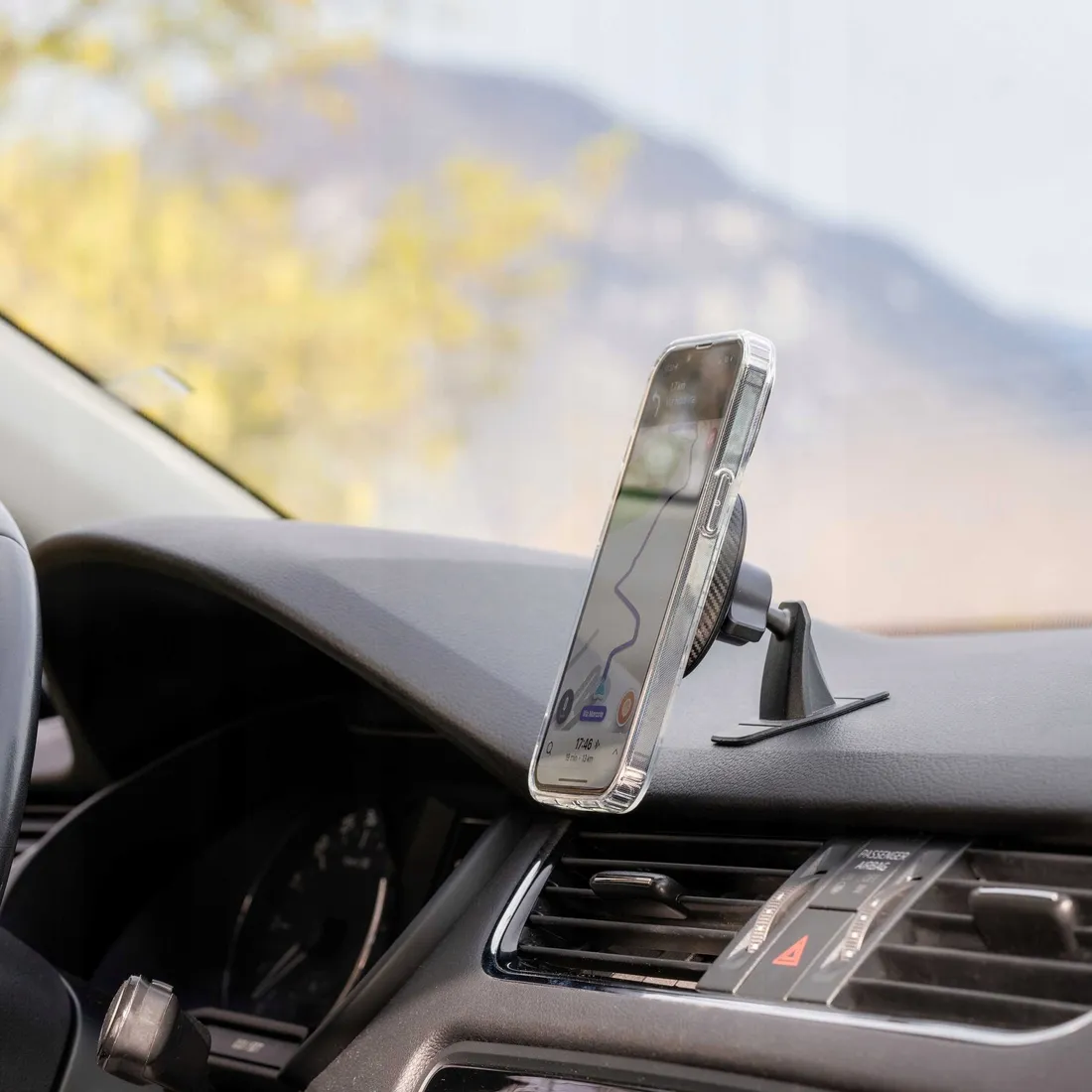 spacecase-car-holder-sc05-dash-console-magsafe-black