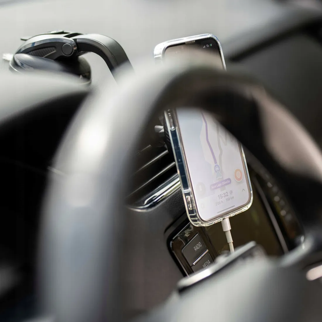 spacecase-car-holder-sc07-dash-magsafe-black