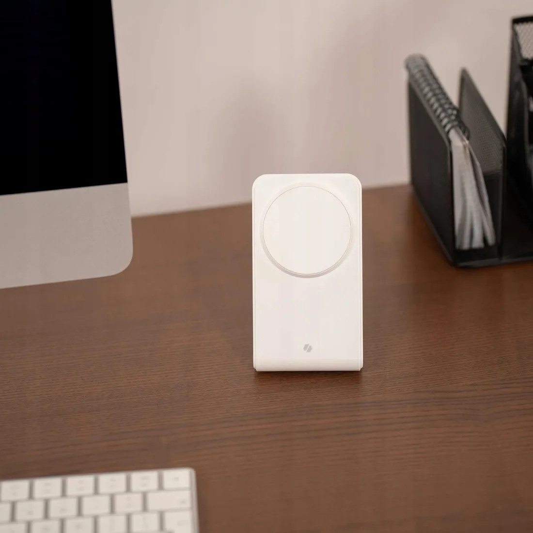 spacecase-wireless-charger-magcharge-wm2w-white