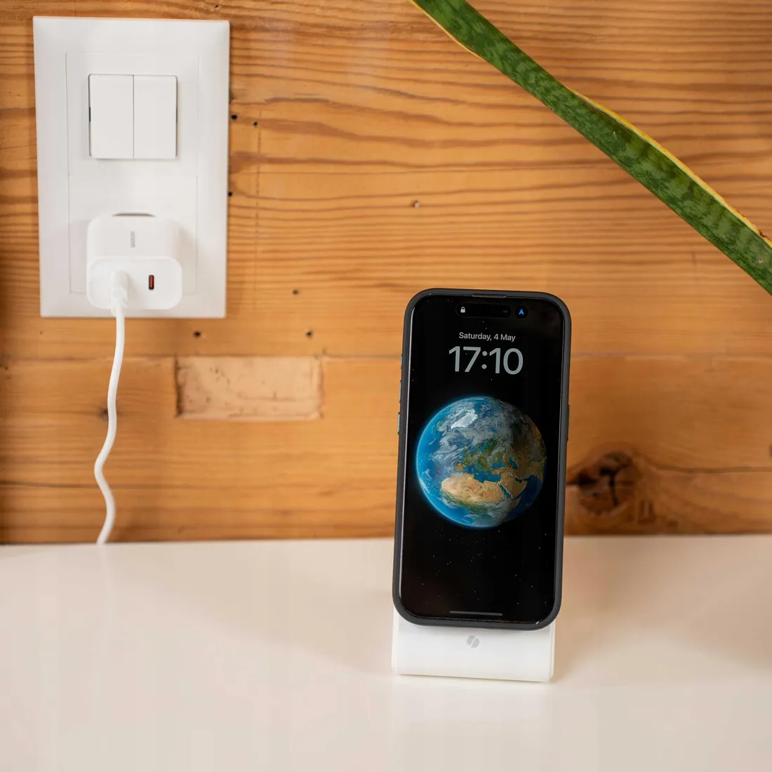 spacecase-wireless-charger-magcharge-wm2w-white