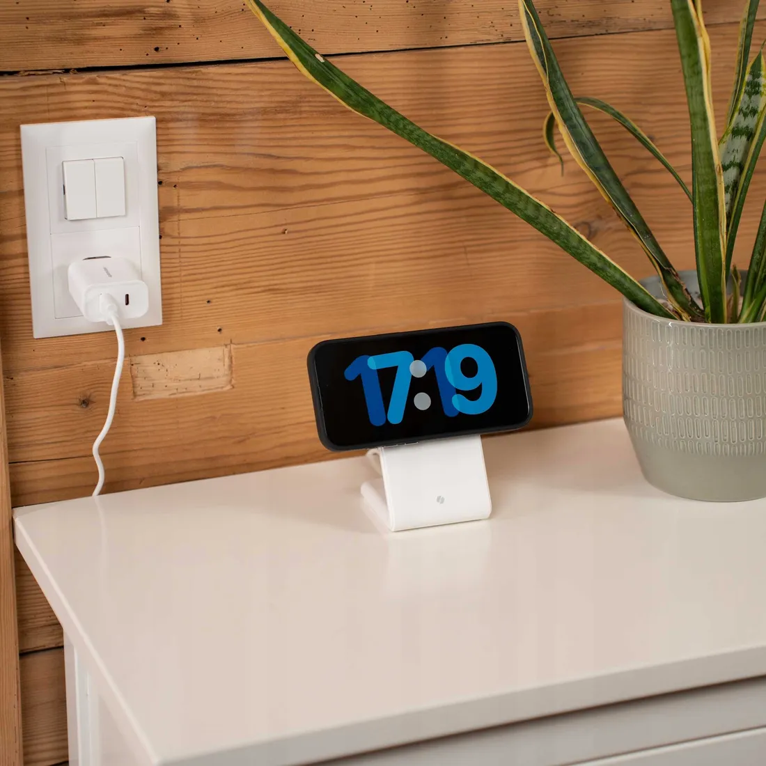 spacecase-wireless-charger-magcharge-wm2w-white