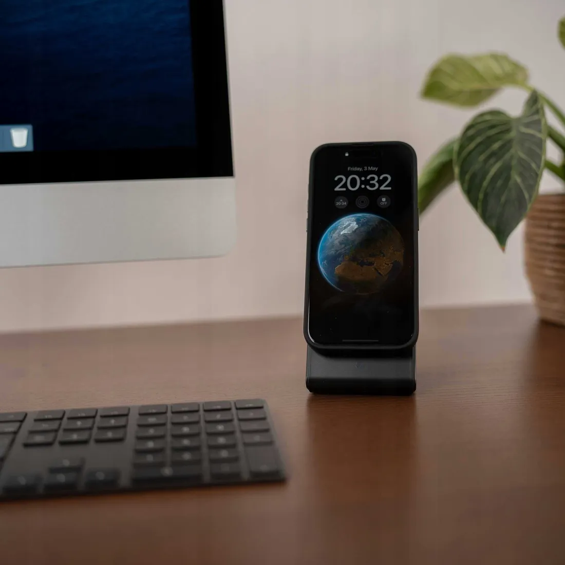 spacecase-wireless-charger-magcharge-wm2b-black