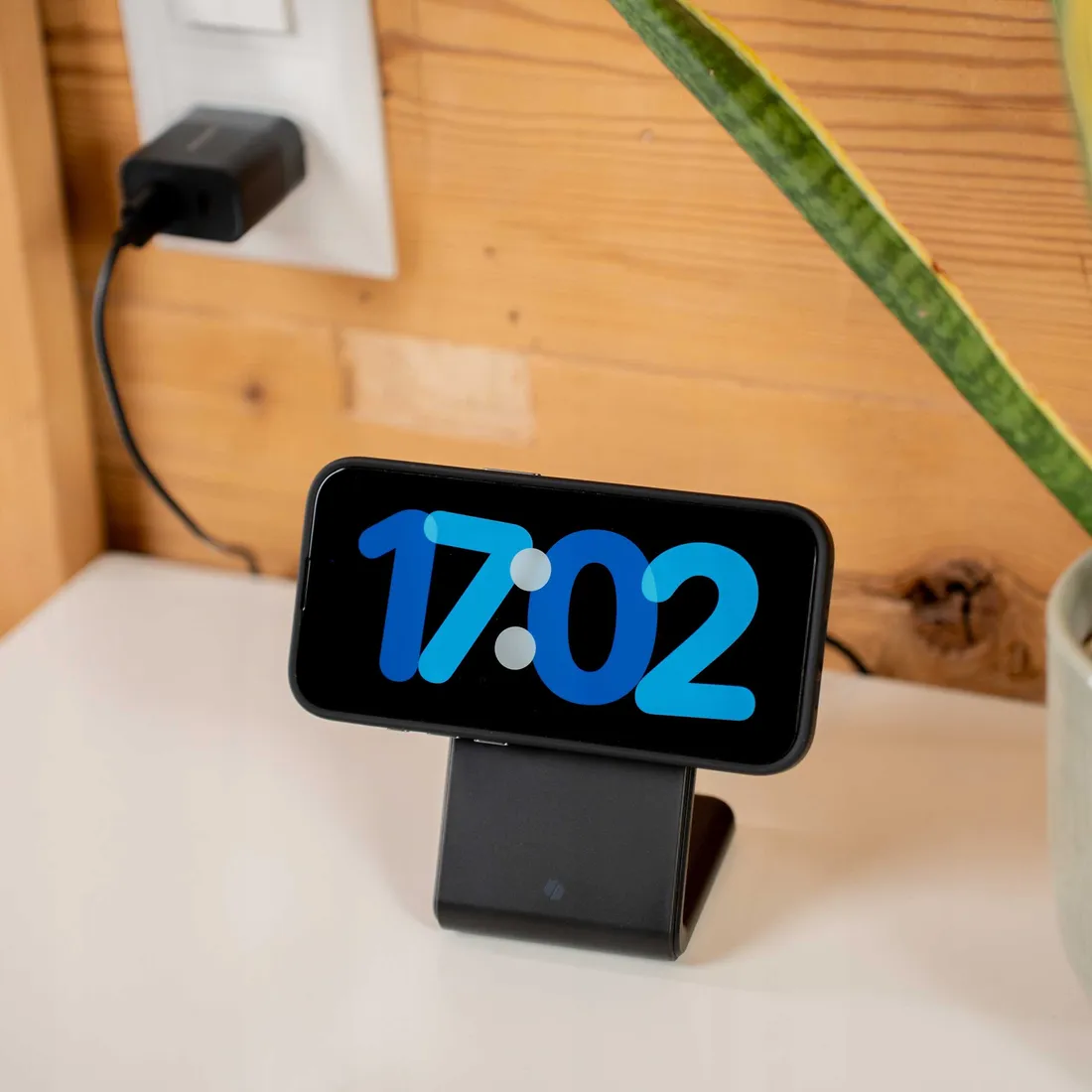 spacecase-wireless-charger-magcharge-wm2b-black