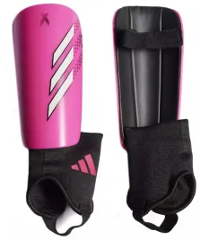 ochraniacze-pilkarskie-adidas-ij0933-na-piszczele-golenie
