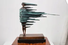 stojaca-kobieta-w-sukni-salvador-dali-figura-z-brazu-rzezba