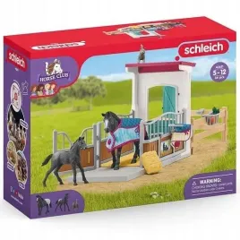 zagroda-dla-koni-z-klacza-i-zrebakiem-horse-club