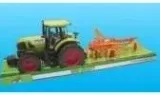 traktor-z-maszyna-rolnicza