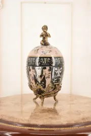 porcelanowe-czarne-jajo-aniol-amor-porcelana-braz-szkatula-jajko