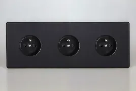 gniazdo-potrojne-z-u-varilight-monolit-czarny-mat