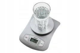 elegancka-waga-kuchenna-ad-3137-ze-srebrna-misa-od-adler
