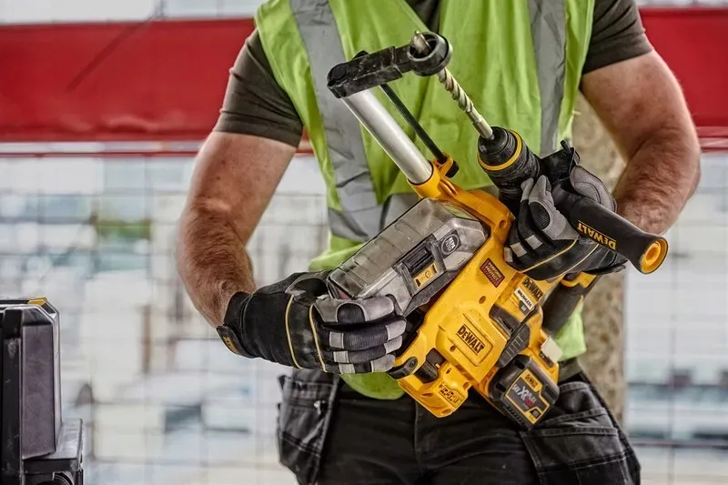 odsysacz-pylu-sds-plus-dewalt-d25304dh