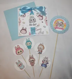 zestaw-z-labubu-kartka-na-urodziny-topper-i-6x-pikery-do-babeczek