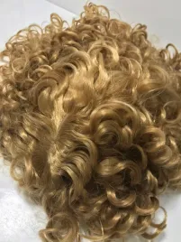 peruka-wlosy-syntetyczne-krecone-gold-blonde-z-grzywka-55cm-290g