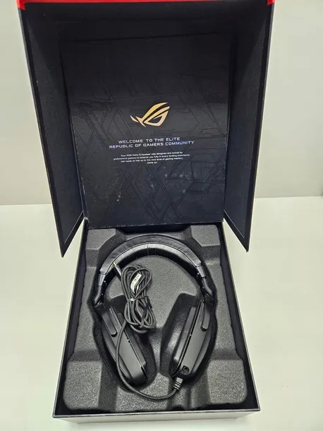 sluchawki-nauszne-asus-rog-delta-core-s-zalaczone-wyposazenie-2-poduszki-nauszne-adapter-usb-c-na-usb-a