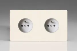 gniazdo-podwojne-z-u-varilight-monolit-bialy-mat