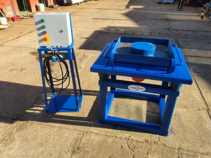 stol-wibracyjny-forma-podstawa-hydrantow-karkon-waga-z-opakowaniem-40-kg