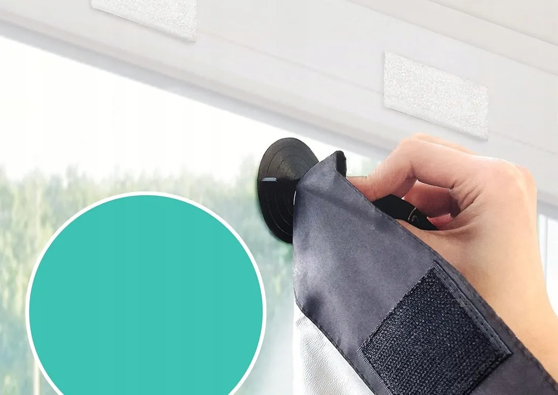 roleta-zaciemniajaca-z-przyssawkami-130-x-200-blackout-odbijajaca-swiatlo