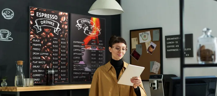 monitor-informacyjny-avtek-ds-43-czas-reakcji-8-ms