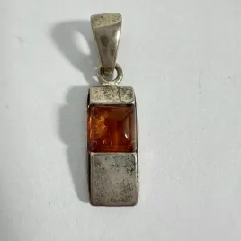 sc110-prosty-i-klasyczny-damski-wisiorek-ze-srebra-925-z-bursztynem-18g