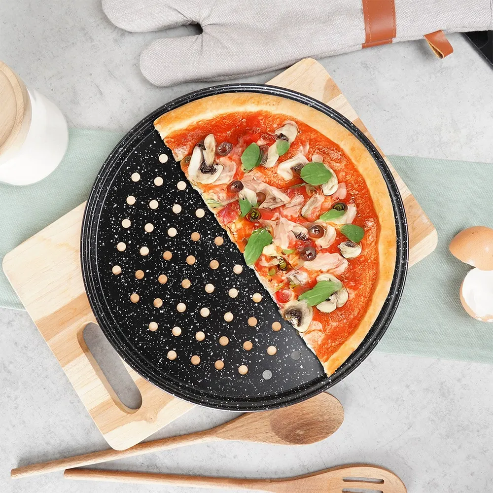 forma-do-pizzy-granitowa-perforowana-28-cm