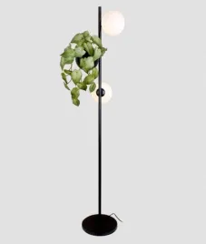 herbarium-podloga-nowoczesna-stojaca-lampa-w-kolorze-czarnym-z-kwietniki