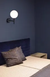 kinkiet-kula-biala-mleczna-faro-k-czarny-korpus