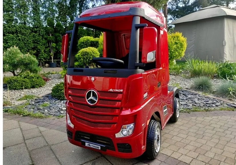 samochod-mercedes-czerwony